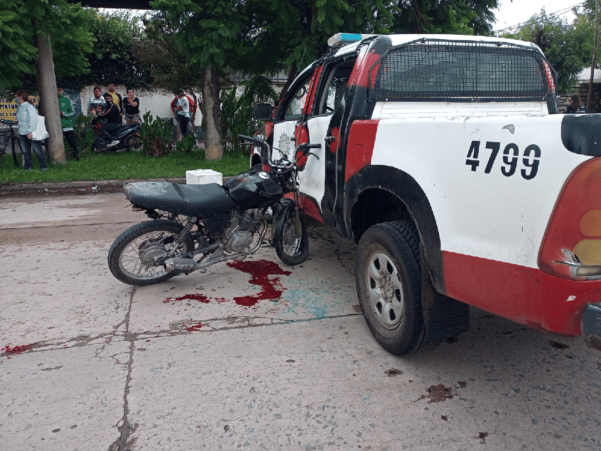 Chocaron una moto y un móvil policial, una persona herida