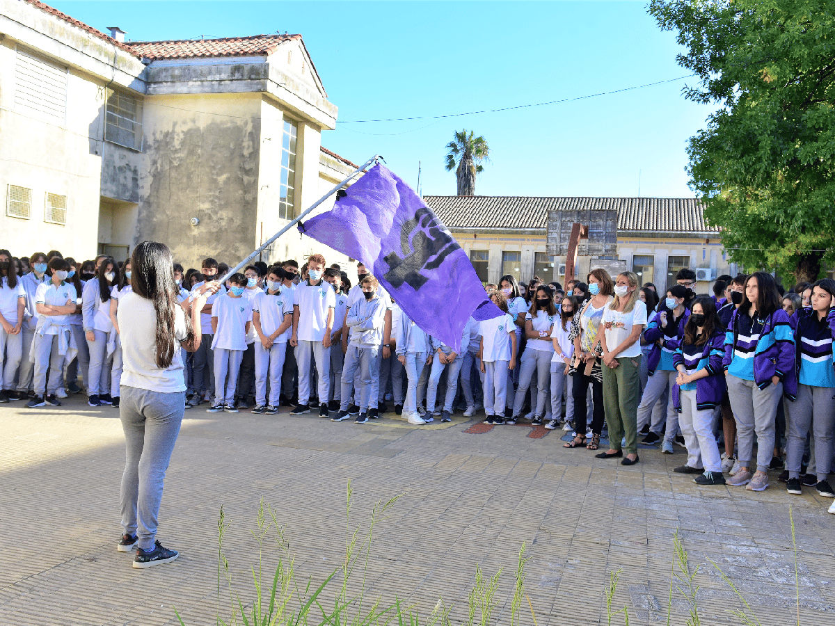 Por iniciativa de las estudiantes una bandera violeta flamea en la Escuela Normal