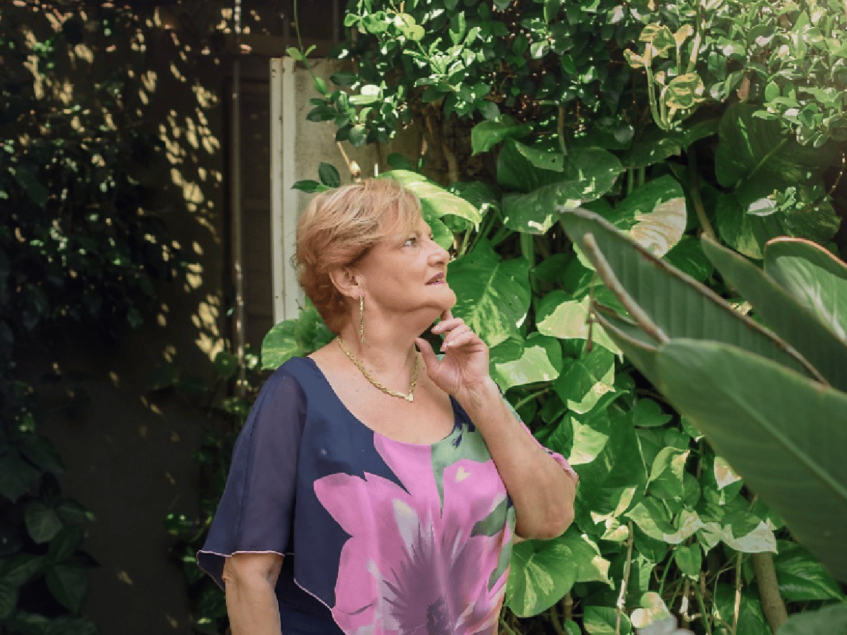 Lilia hizo realidad su jardín  de flores y vida en Devoto