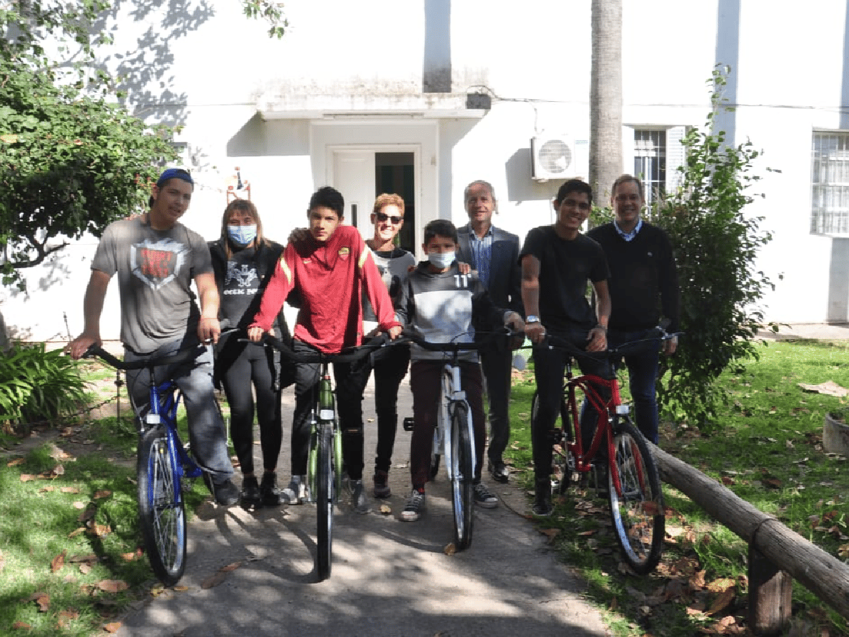 Bernarte entregó bicicletas a la Residencia Infanto Juvenil de Varones