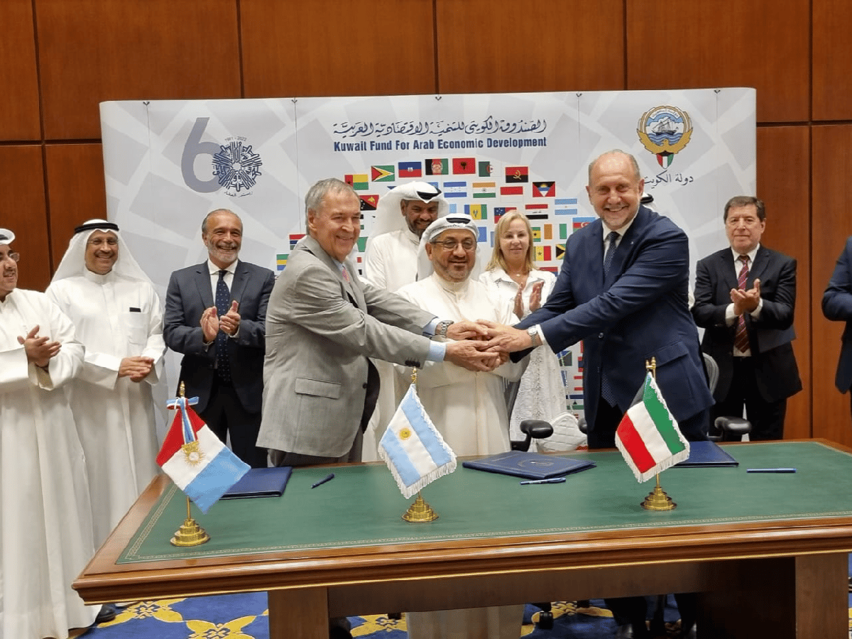 Schiaretti y Perotti firmaron en Kuwait el crédito para iniciar el acueducto Santa Fe – Córdoba