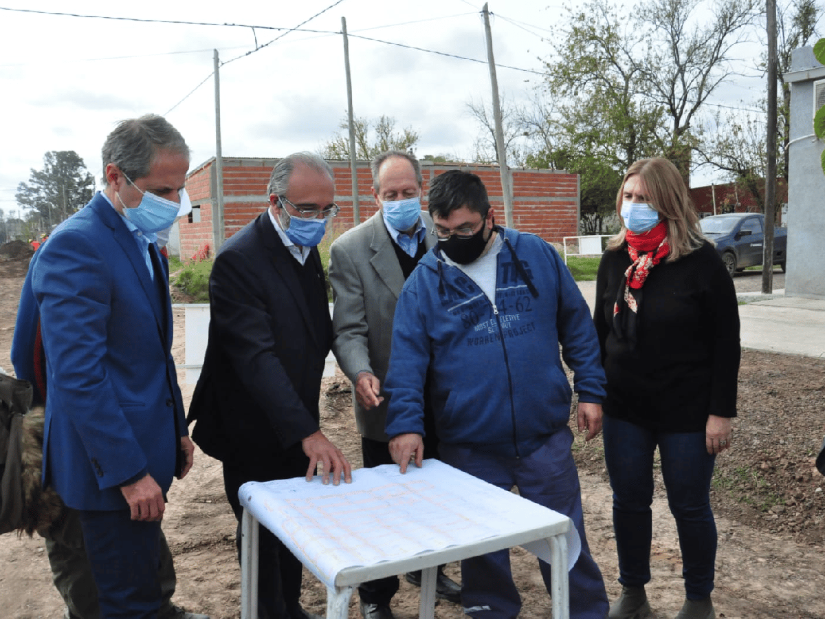 López y Bernarte supervisaron  las obras de la red cloacal que se  realizan en diferentes barrios