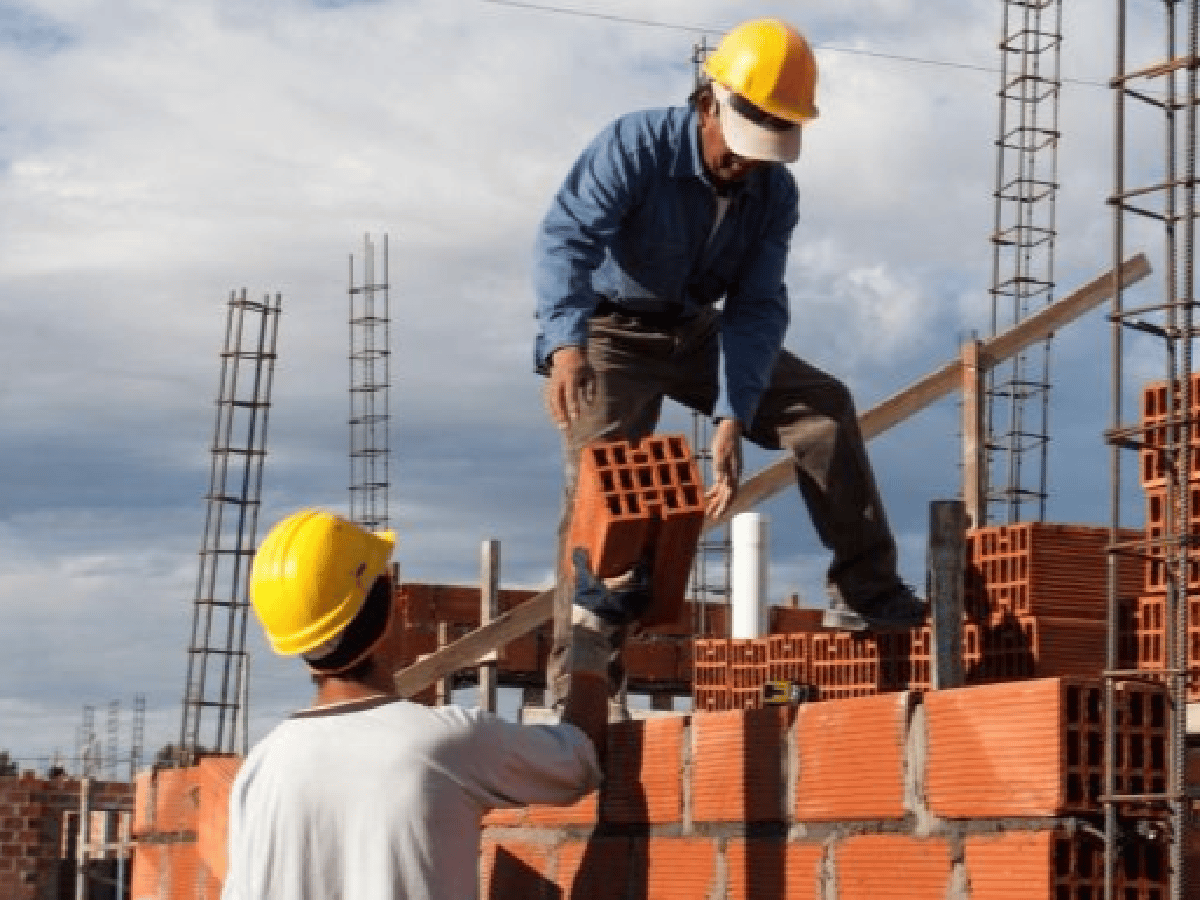 El gremio de la construcción convino una mejora salarial del 62 por ciento