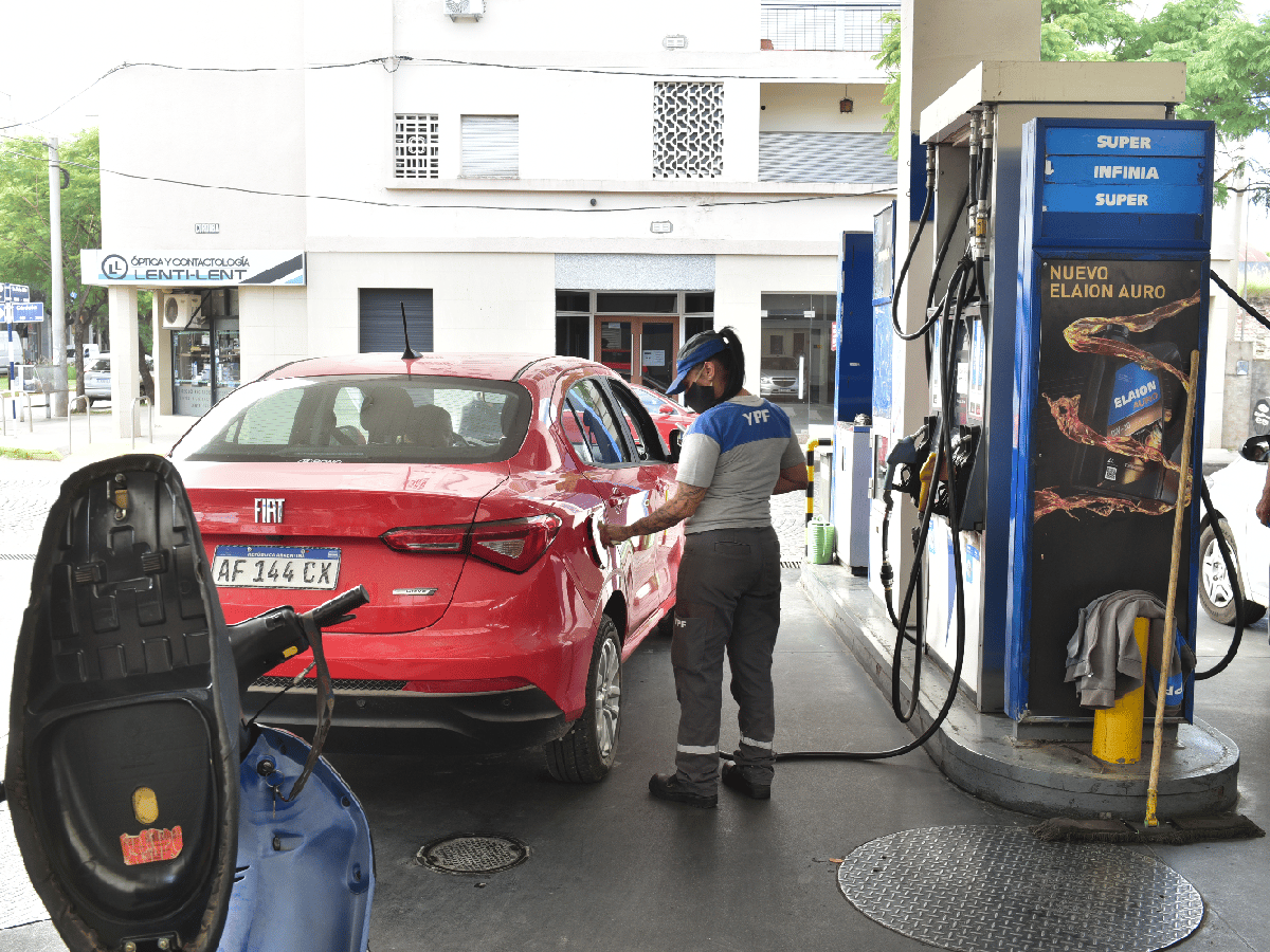 Nueva suba de combustibles: más de $7.300 para llenar  el tanque de un auto 
