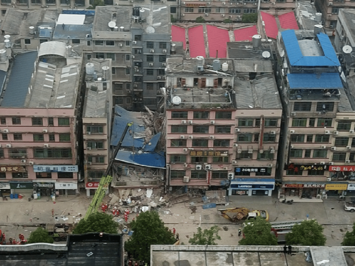 China: se derrumbó un edificio y buscan sobrevivientes entre más de 50 personas