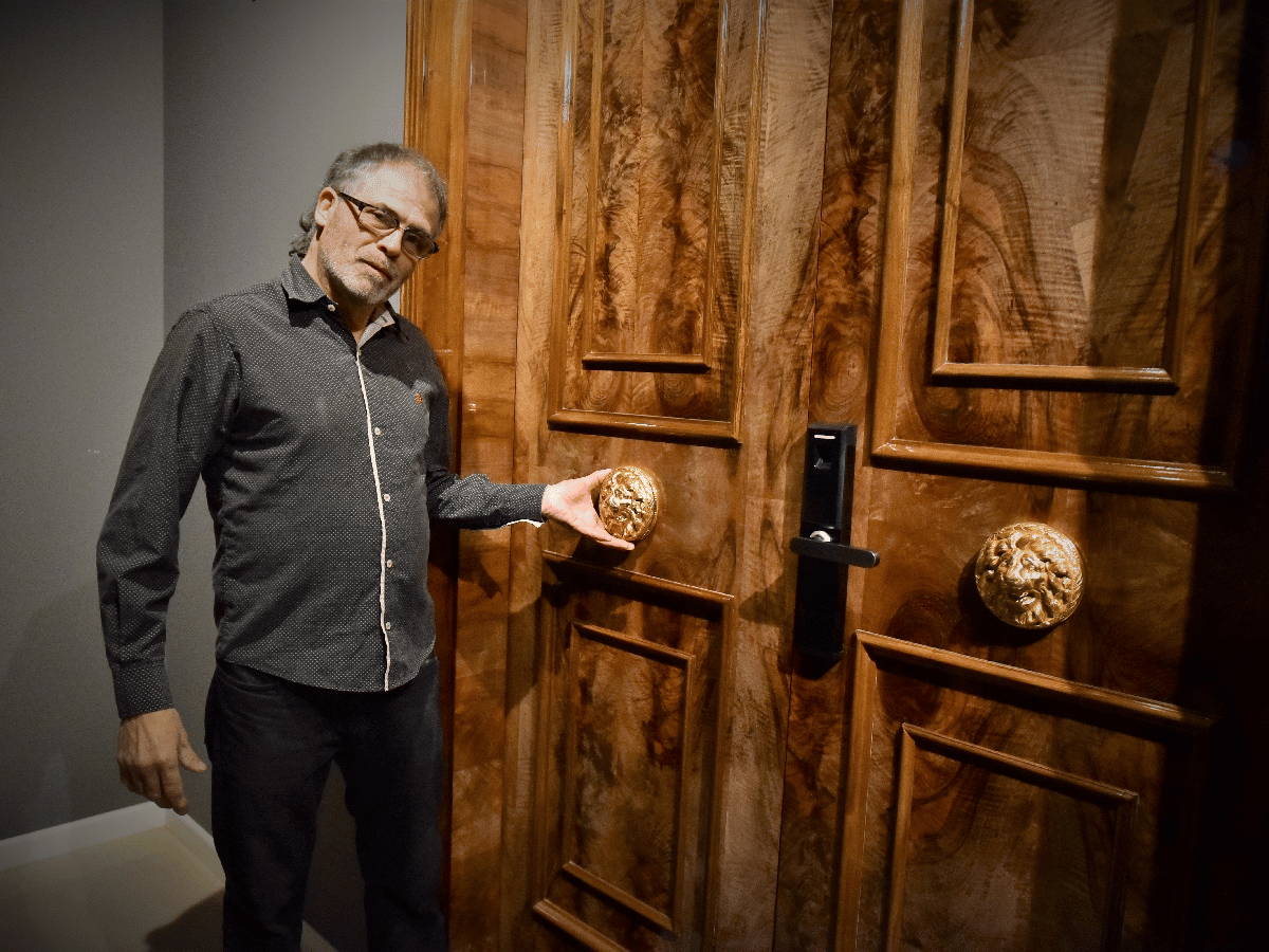 Jorge Rinaldi, el ebanista que trasforma  la madera en una verdadera obra de arte      