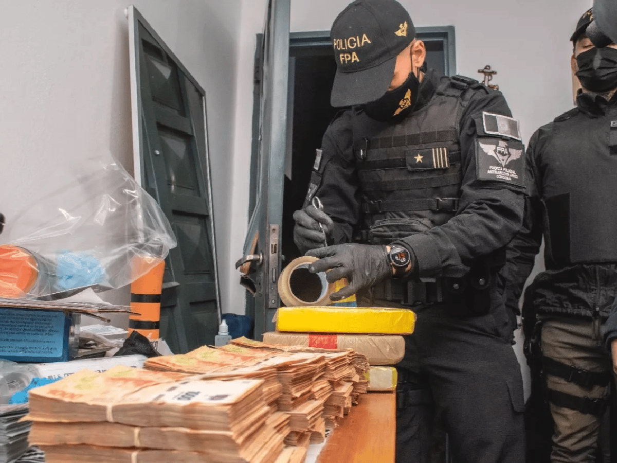 Tres detenidos con más de 22 mil dosis de cocaína y 5 millones de pesos