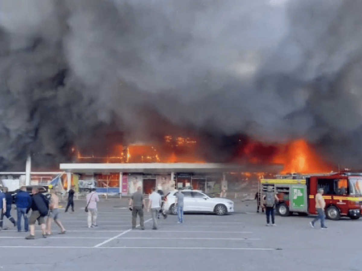 Un misil ruso destruyó un centro comercial en Ucrania: al menos 10 muertos y 40 heridos