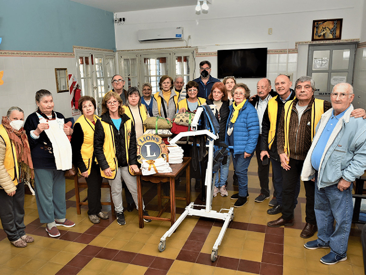 El Club de Leones donó un elevador hidráulico para el Hogar de Ancianos 