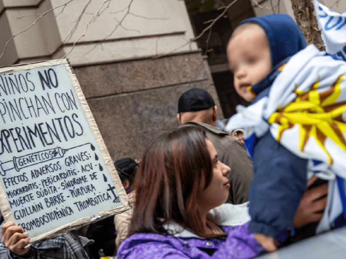 Uruguay: un juez suspendió la vacunación anticovid en menores de 13 años