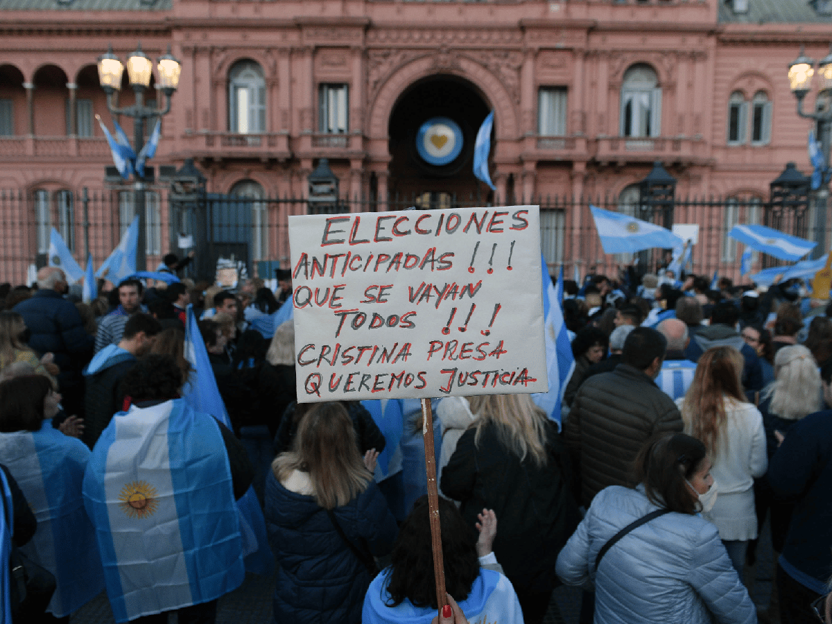Lo que dejó el banderazo: una guillotina en Plaza de Mayo y el cántico de "que se vayan todos"