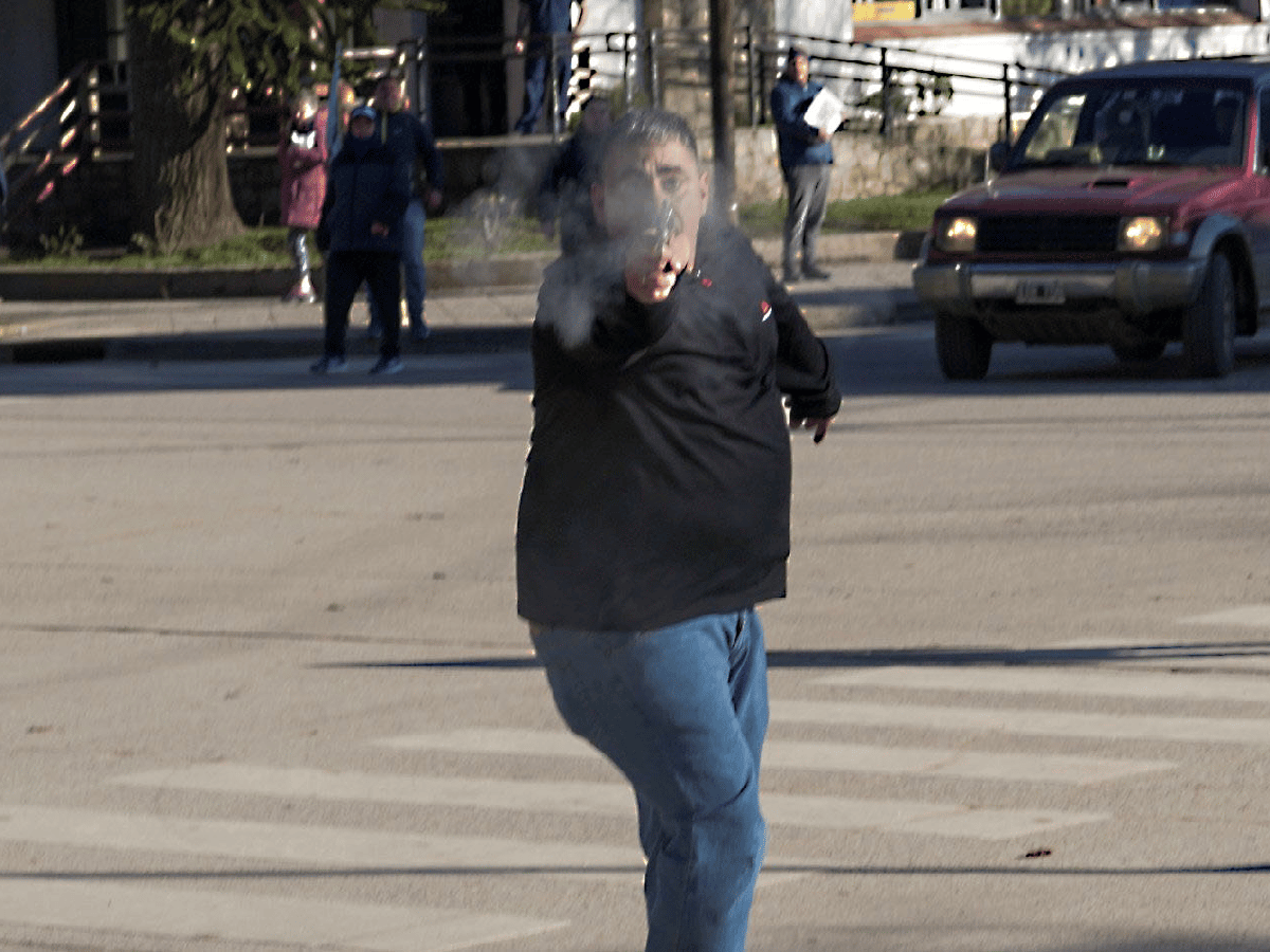 Neuquén: un hombre le disparó a  un fotógrafo en una manifestación