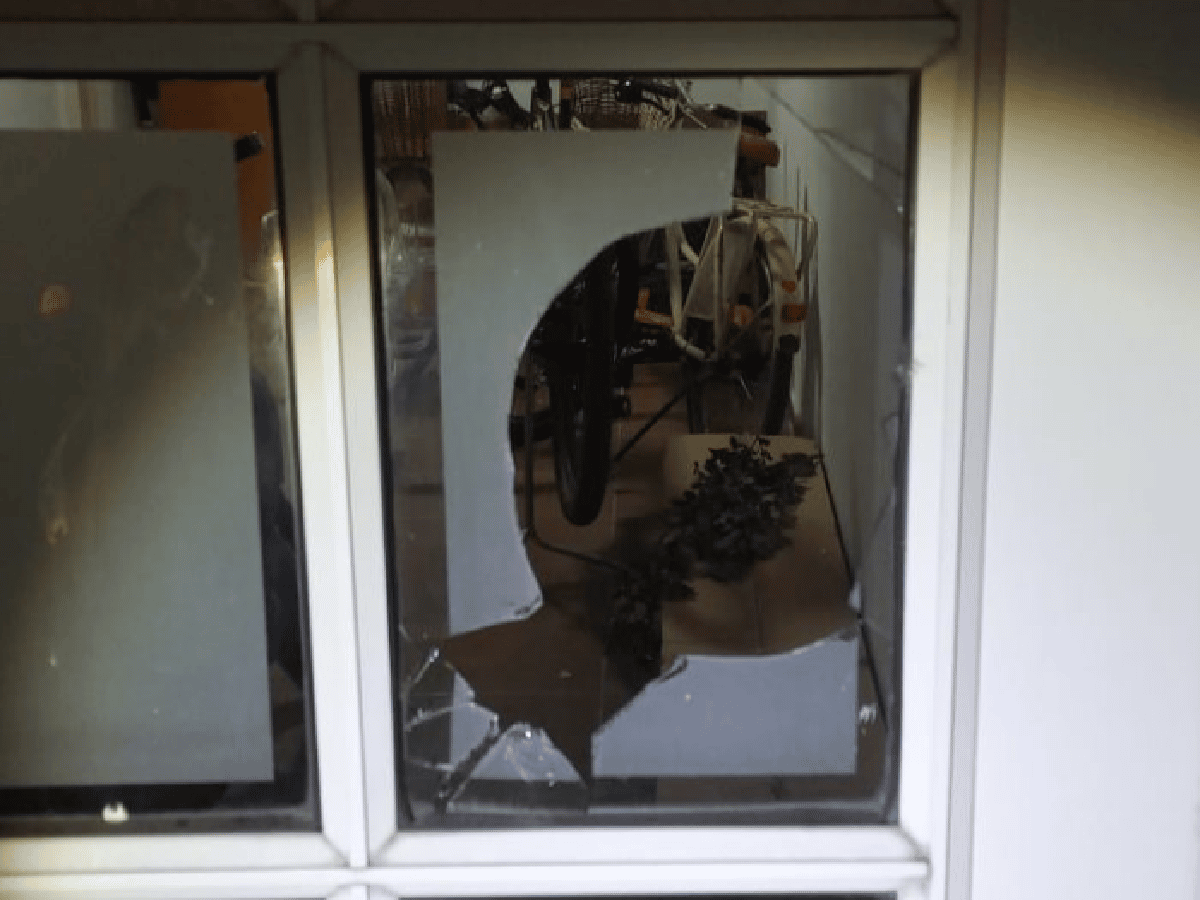 Dos detenidos por romper vidrios en viviendas de Morteros 