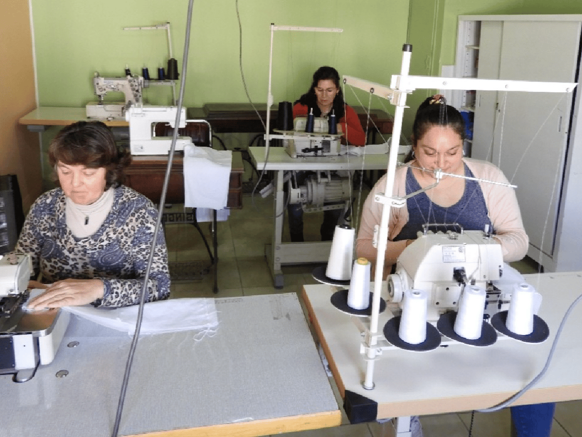 Cursos municipales: más de 50 mujeres aprenden costura en Freyre          