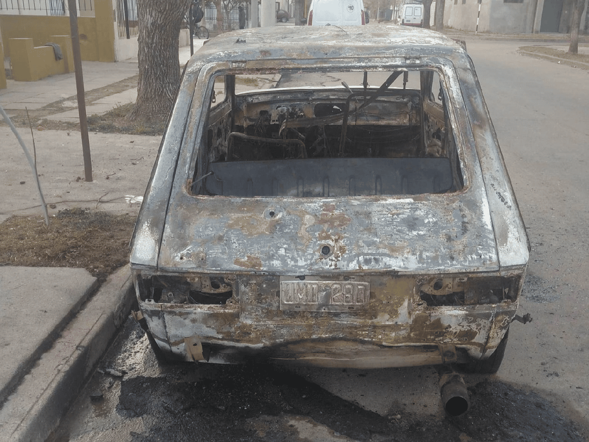 El Fiat 147 tras el incendio ocurrido en la madrugada del sábado. 