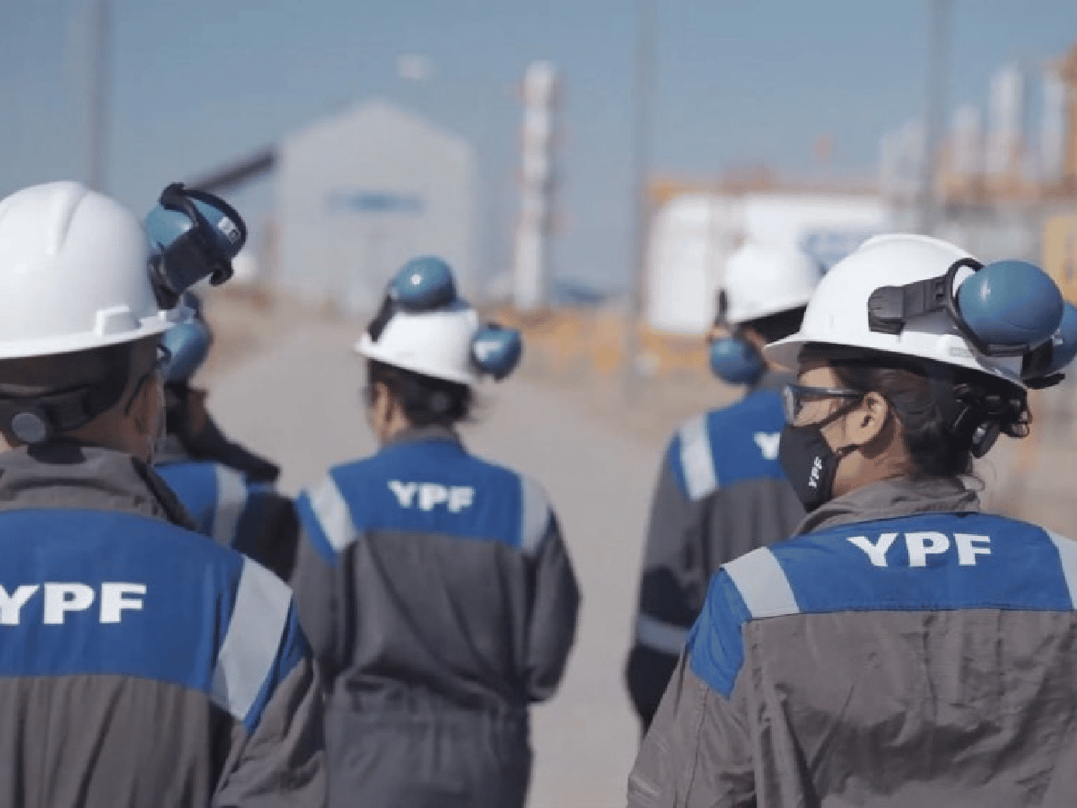 Petroleros de YPF cerraron una paritaria de 80% de aumento y un bono de $100 mil