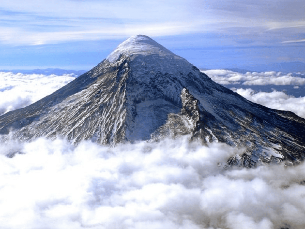 Nación declaró al Volcán Lanín como sitio sagrado mapuche y despertó fuertes críticas