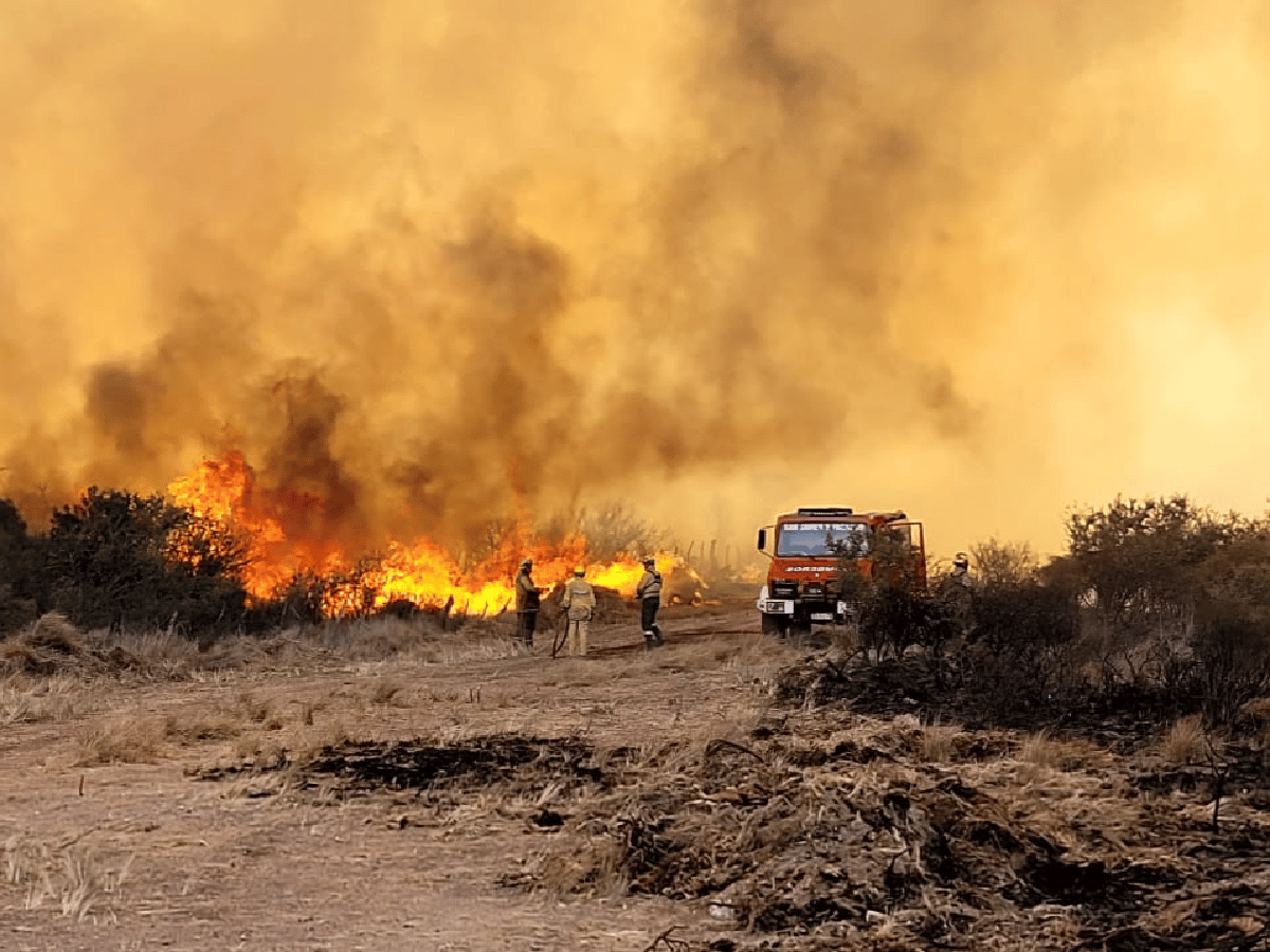 Sigue descontrolado el incendio en Traslasierra: hay evacuados