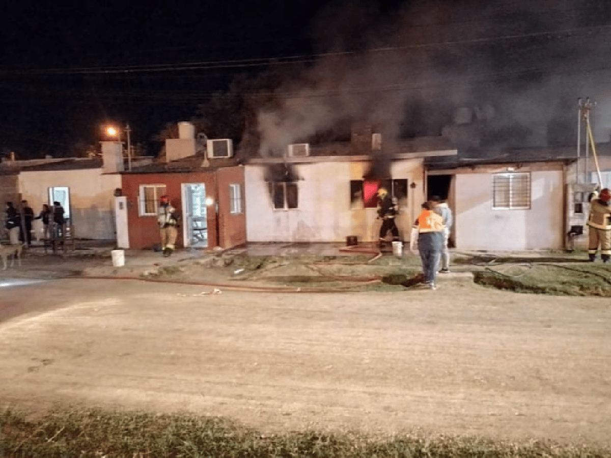   Morteros: balearon a dos integrantes de una familia y prendieron fuego su casa   