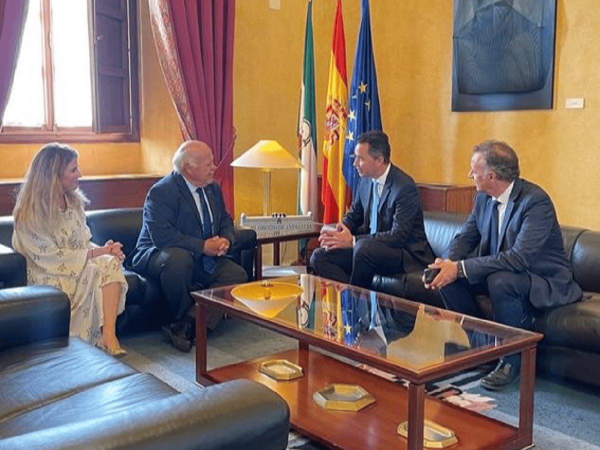 Manuel Calvo fue recibido por el presidente del parlamento de Andalucía