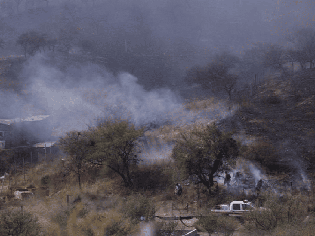 Combaten cinco focos de incendios forestales en Córdoba