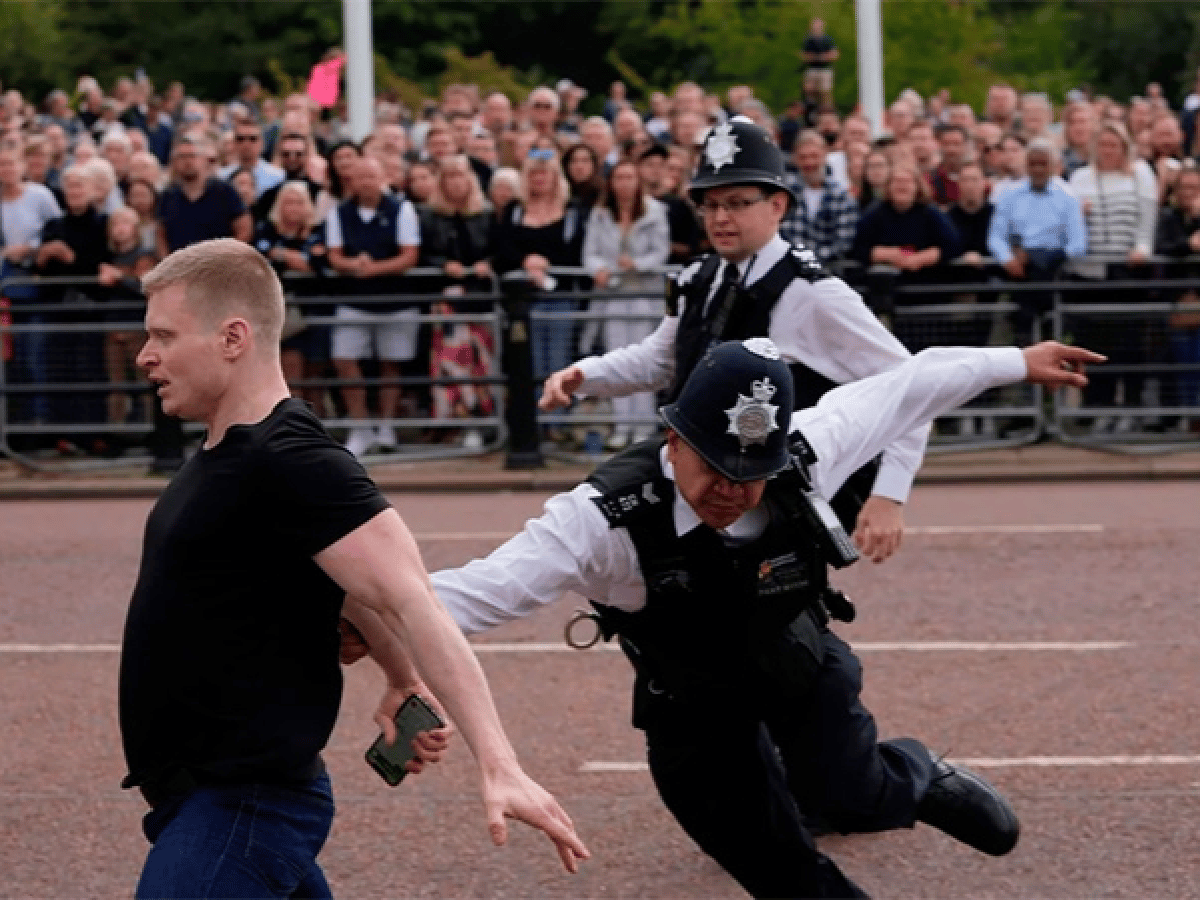 Tensión en Londres: un hombre saltó la valla de seguridad y corrió hacia el Rey Carlos III