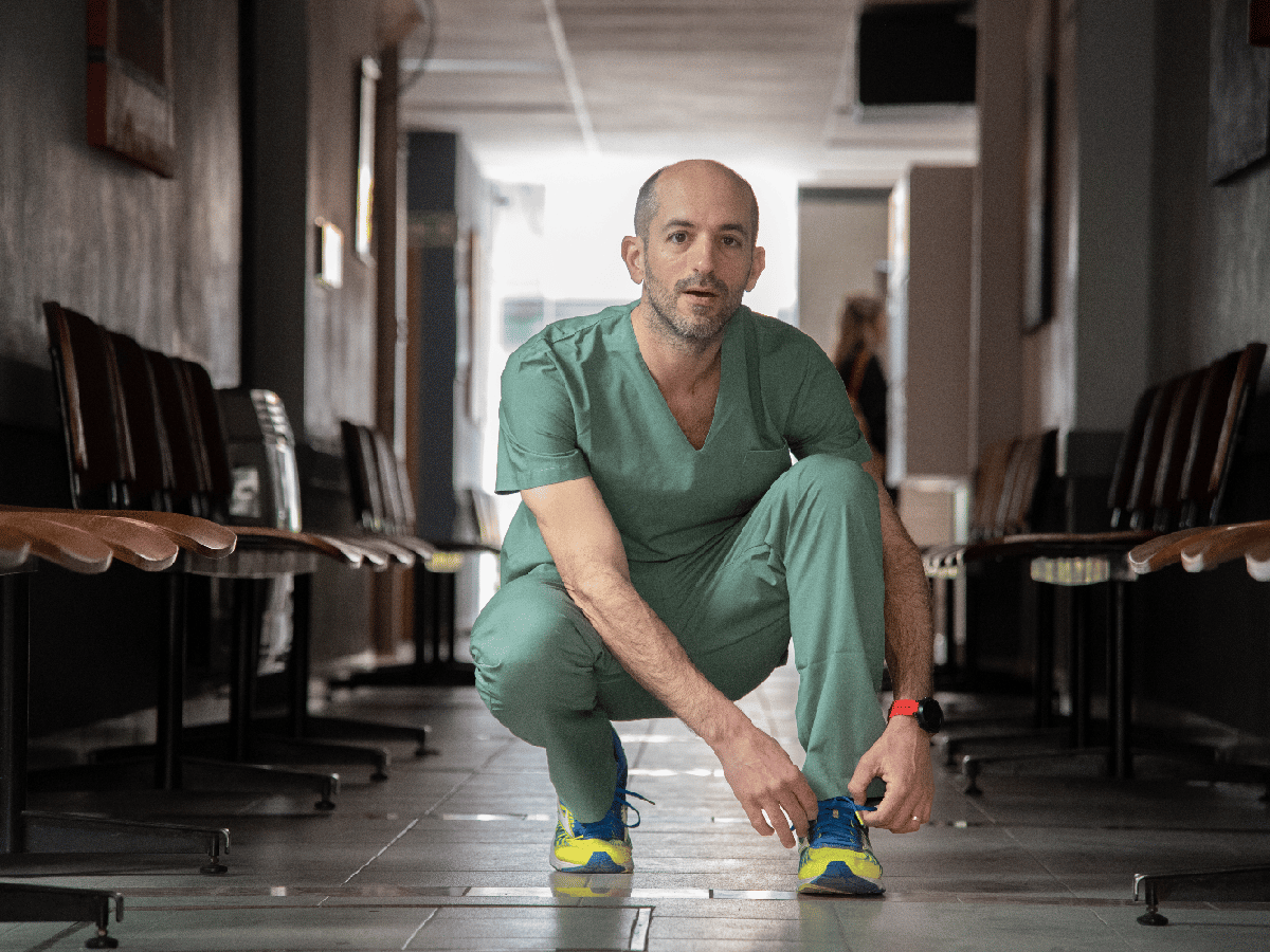 Es cirujano y atleta: pasión por la salud y el deporte 