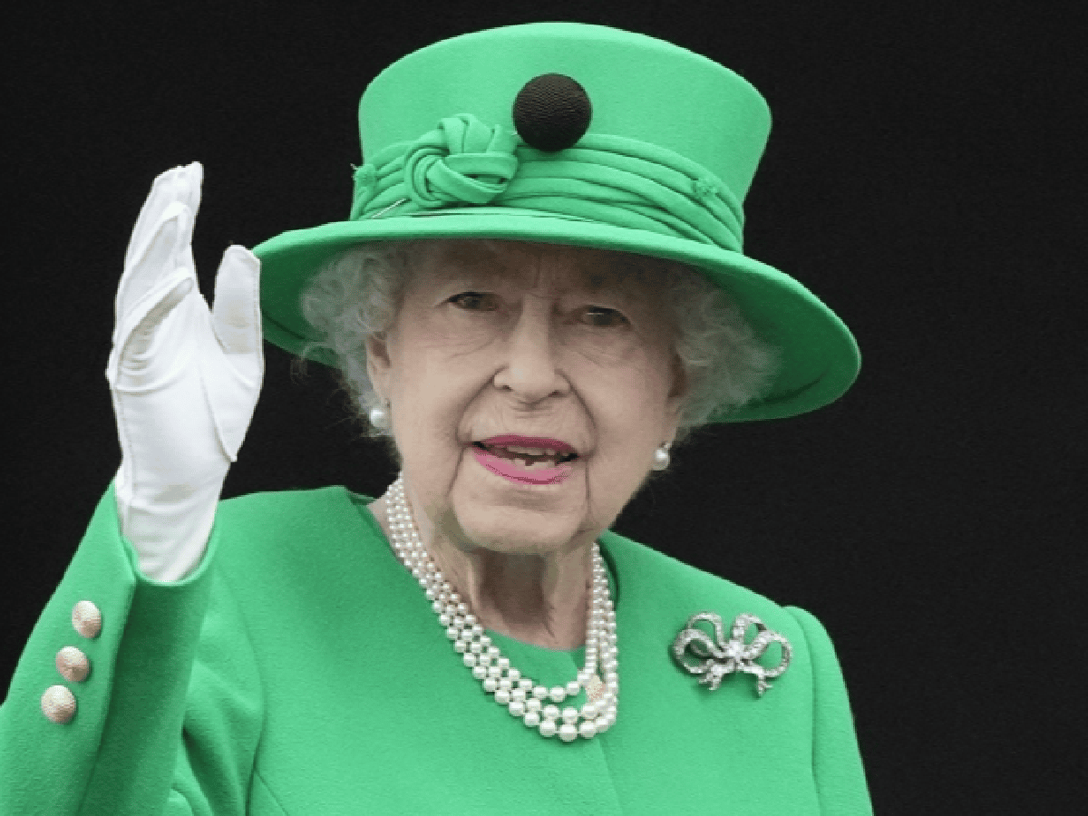 La reina Isabel II se encuentra bajo supervisión médica y preocupa su salud