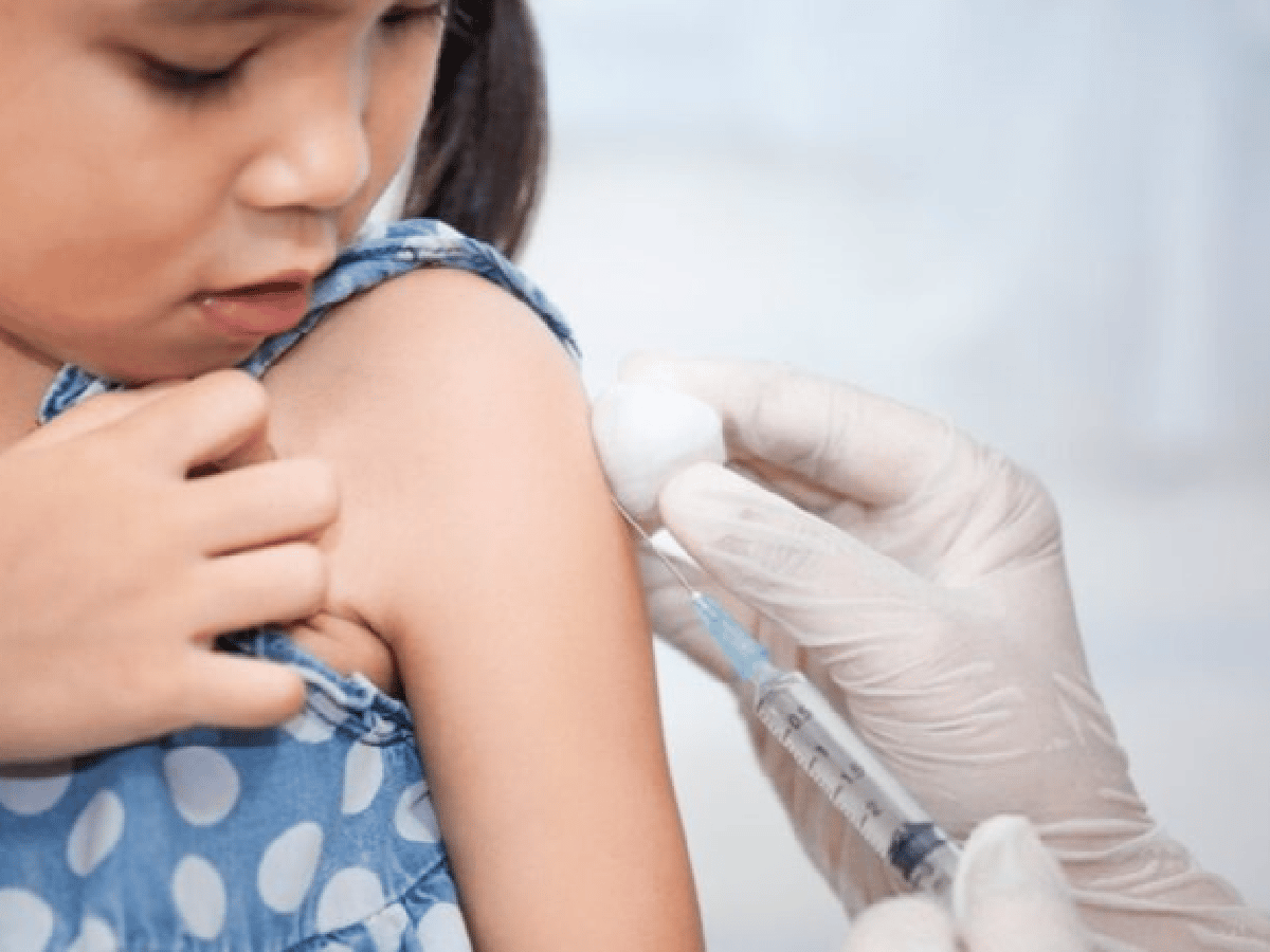Vacunan a los chicos contra el sarampión, rubéola, paperas y polio   