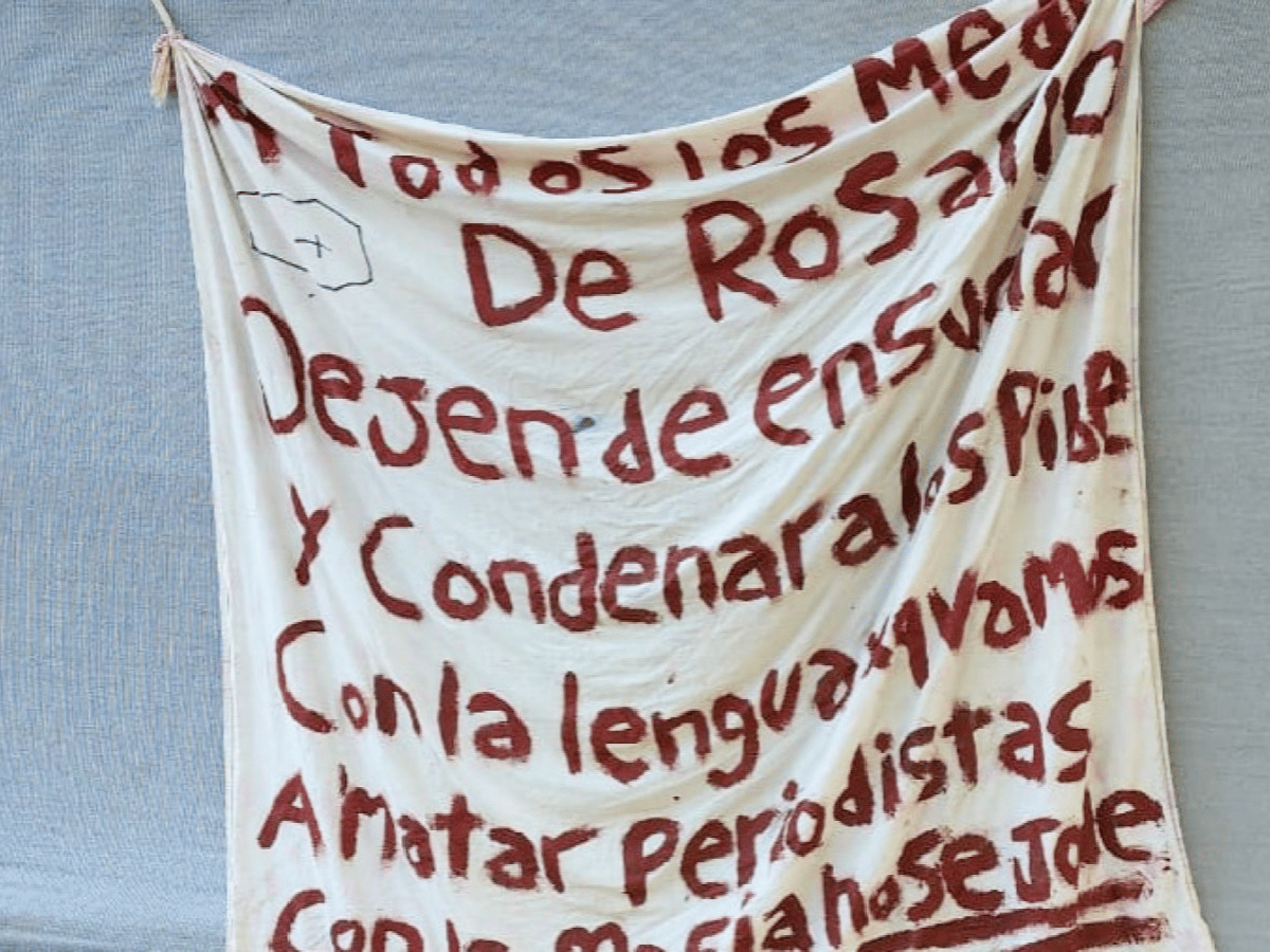 Rosario: colgaron una bandera con una amenaza de muerte a periodistas