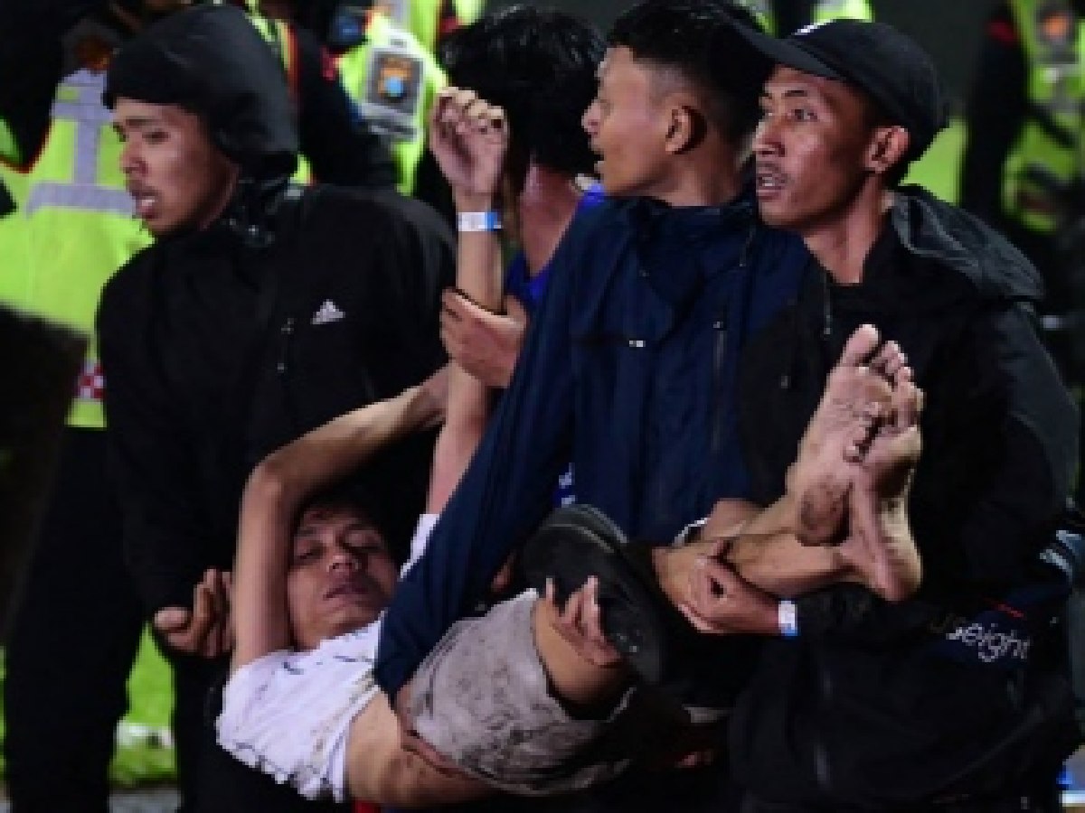 Tragedia en el fútbol de Indonesia: al menos 125 muertos y 300 heridos en una estampida