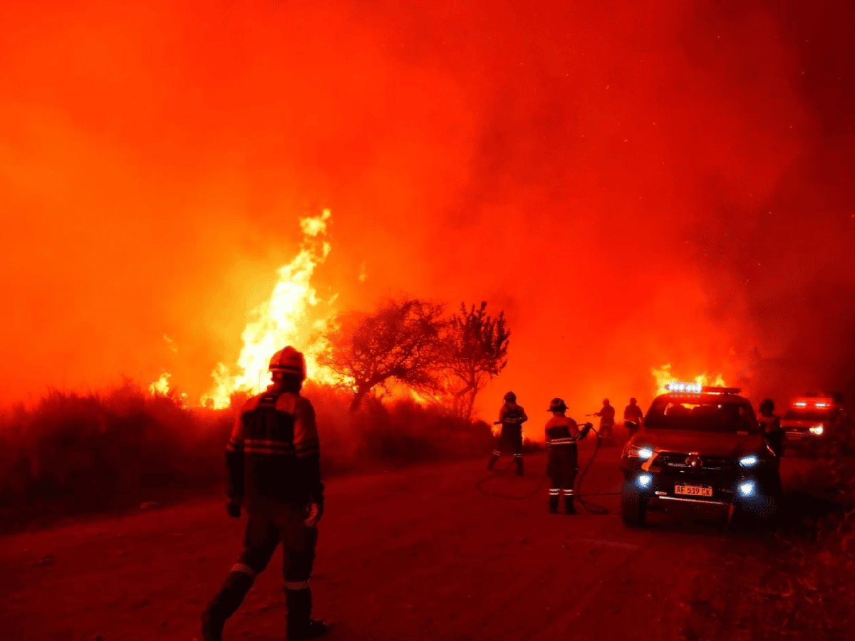 Más de 200 efectivos y 4 aviones hidrantes combaten un voraz incendio cerca de La Cumbre