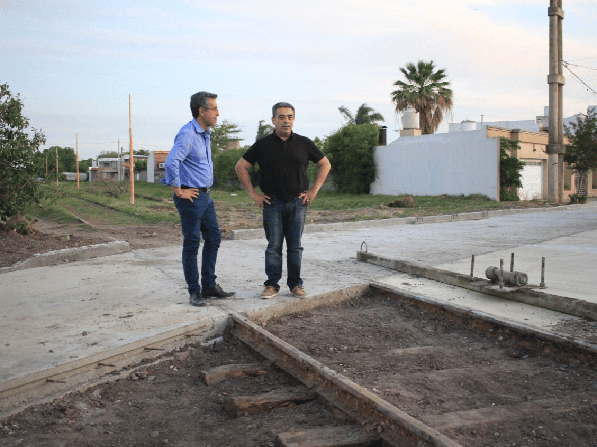 Klein junto a Gómez supervisó  las obras de pavimentación que  se realizan en distintos barrios