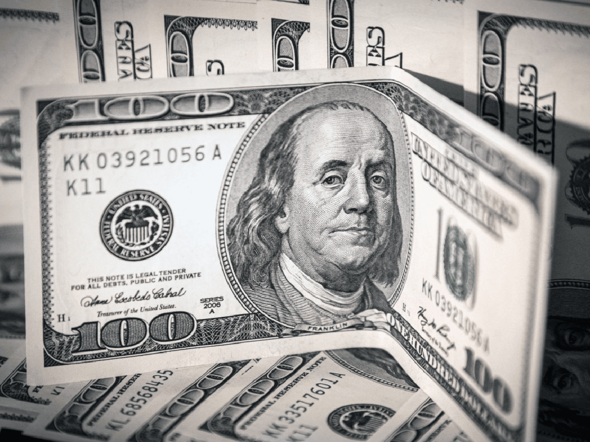 El dólar blue cerró en $318 y se acercó a su récord histórico