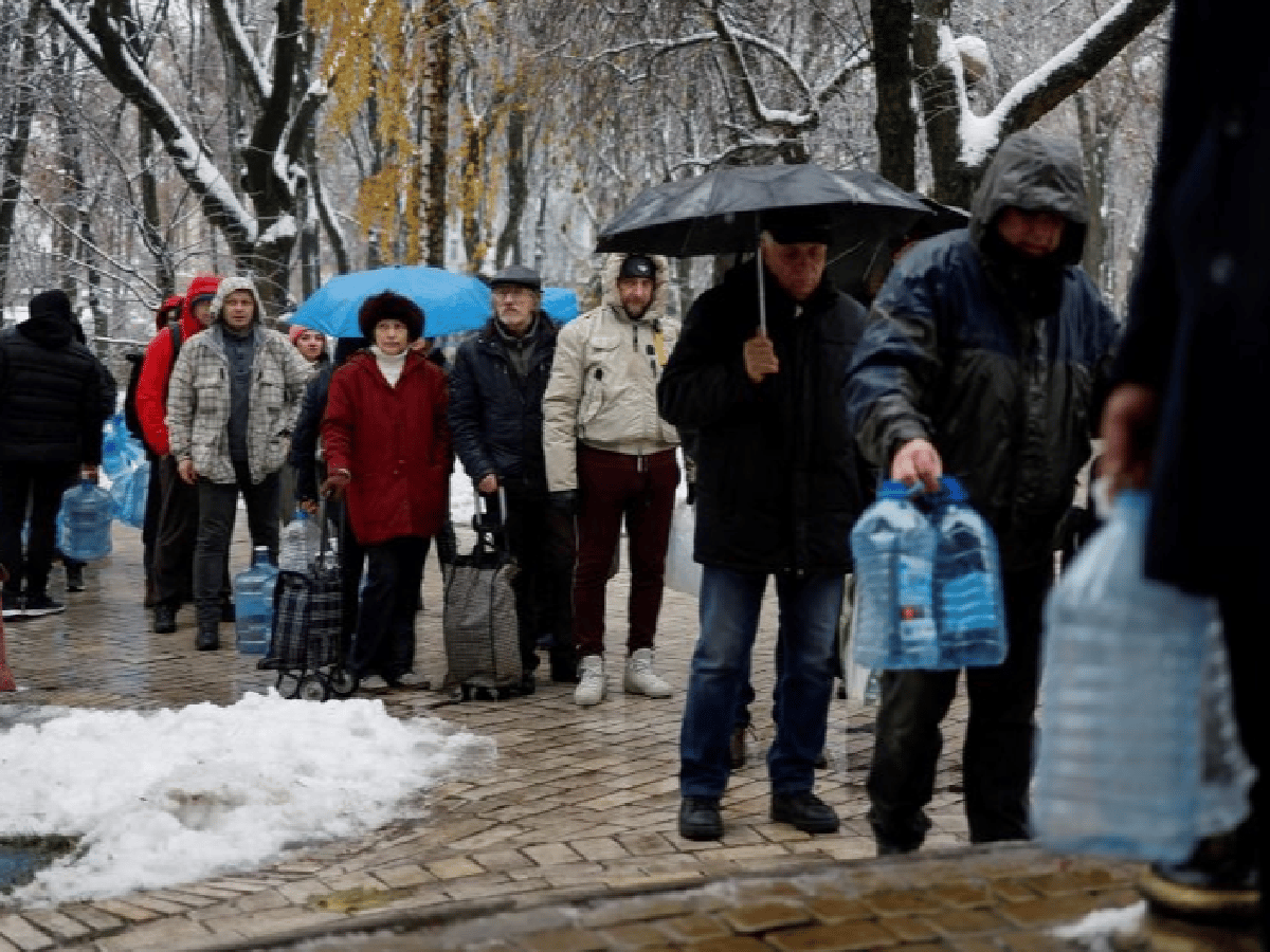 Podrían evacuar Kiev por la falta de luz y los inminentes bombardeos rusos