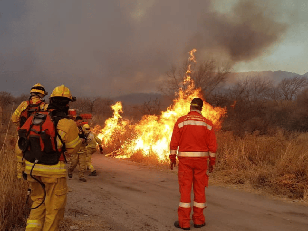 Con una treintena de evacuados, continúa el combate de incendios en traslasierra, Córdoba