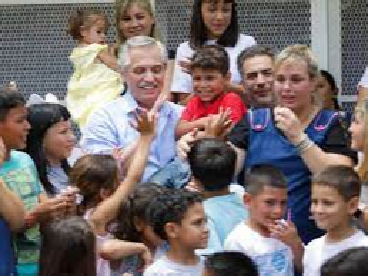 Alberto Fernández visitó un hogar de niños en Baradero en la previa a Navidad
