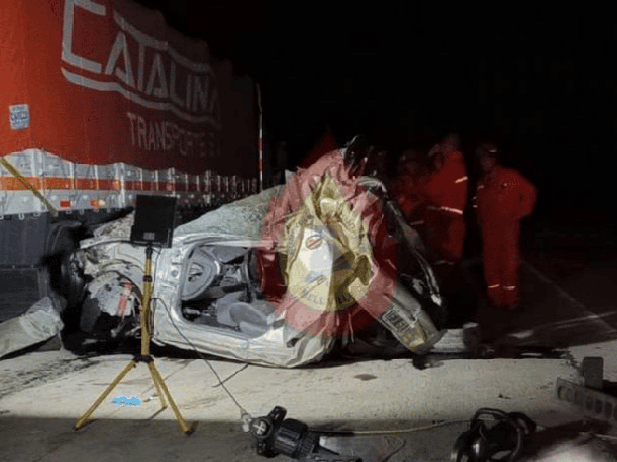 Autopista Córdoba-Rosario: murió tras chocar un camión y terminar debajo de otro