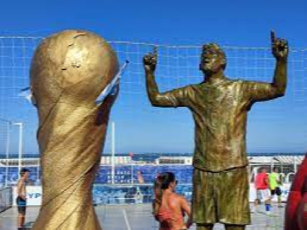 Inauguraron la primera estatua de Messi como campeón del mundo en Mar del Plata