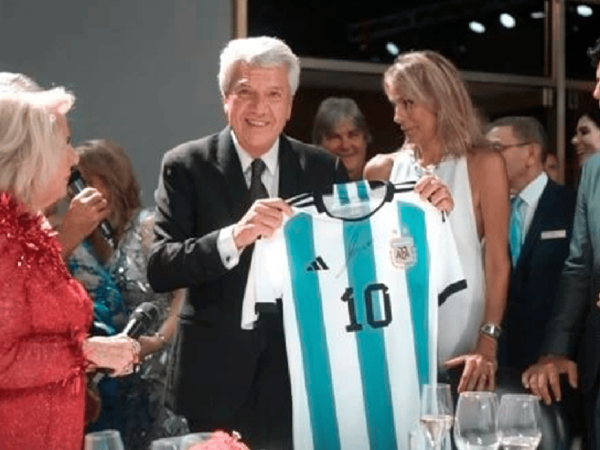 Mirtha Legrand recaudó una cifra millonaria al subastar la camiseta firmada de Leo Messi