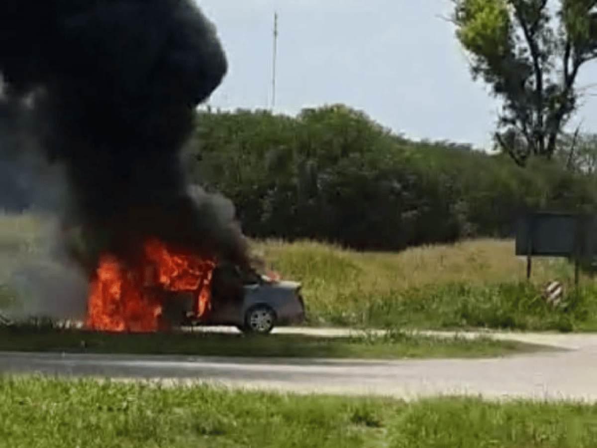 Hallan un auto en llamas en la Autovía