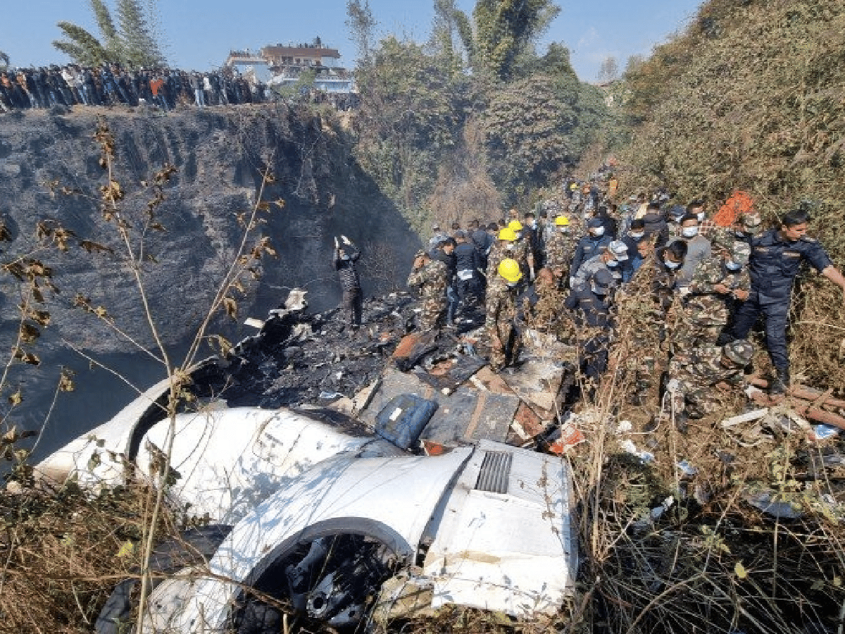 Impresionante caída de un avión con 72 personas a bordo en Nepal: un argentino viajaba en la aeronave