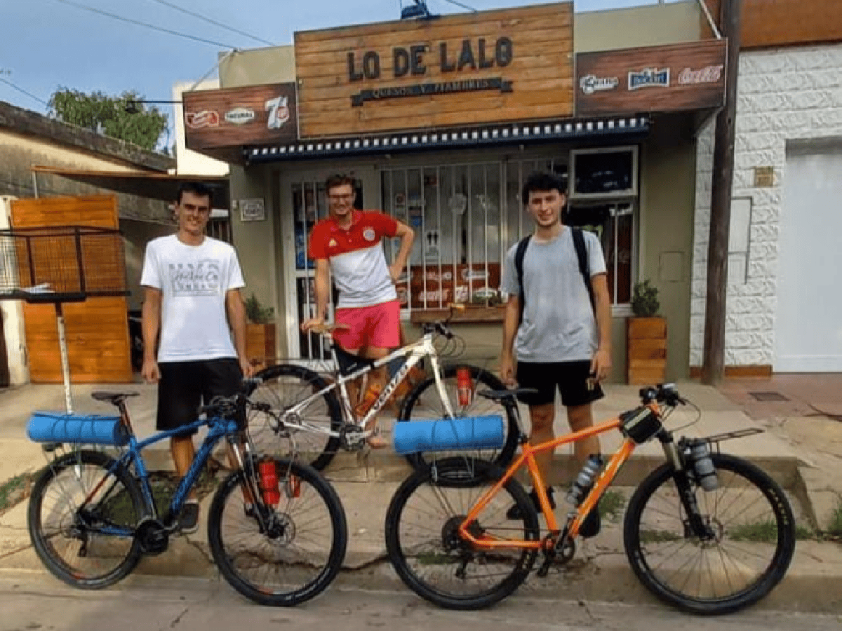 Estudian en el Cres, armaron  un equipo de ciclismo y realizan  su primera travesía juntos 