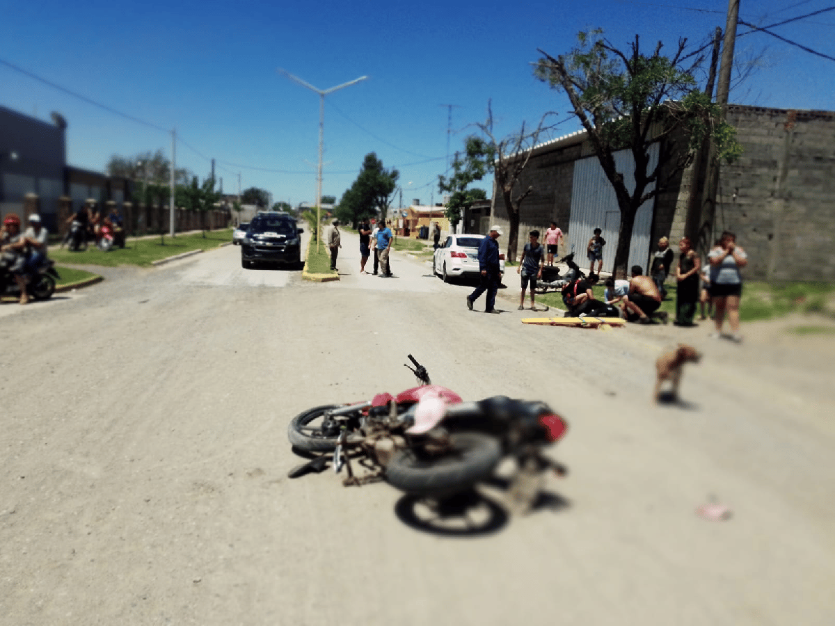 Dos menores en moto resultaron heridos al chocar en barrio Acapulco 