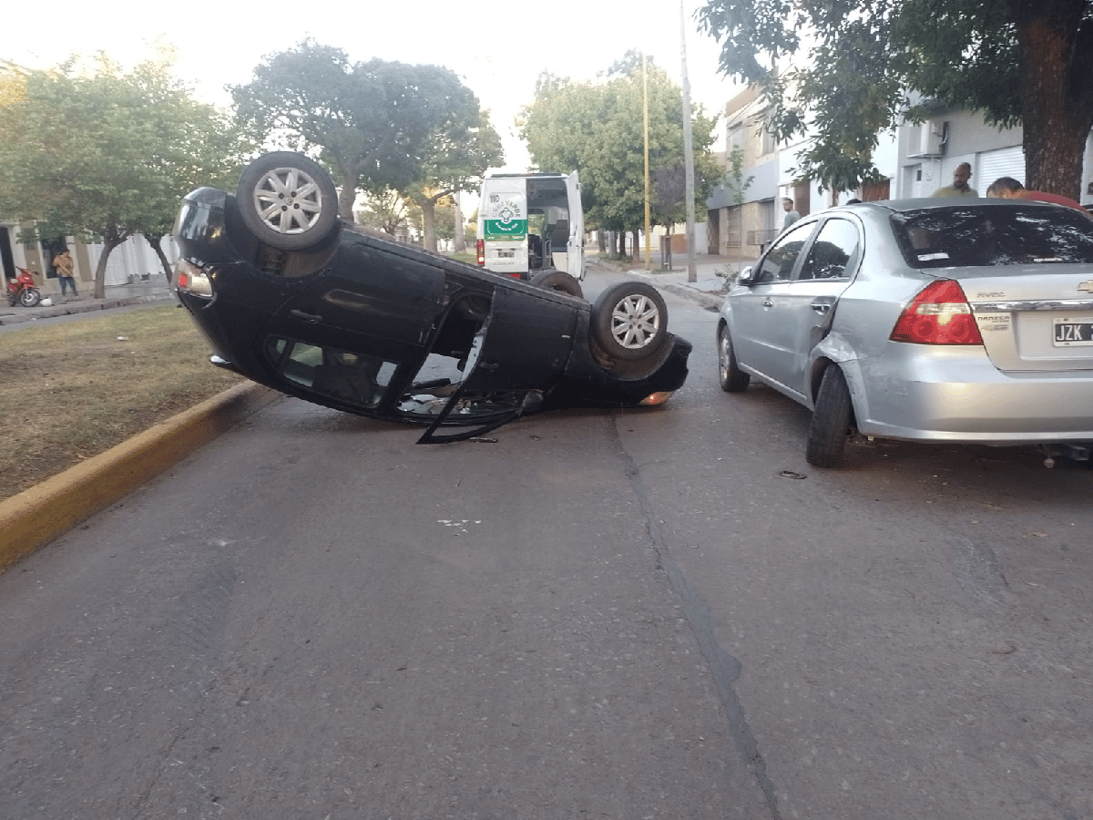 Accidente vial: un auto quedó ruedas para arriba