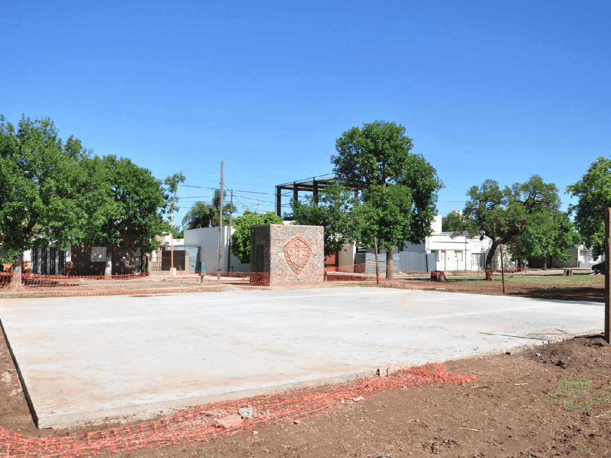 Avanza la construcción de la cancha de básquet de barrio Sarmiento