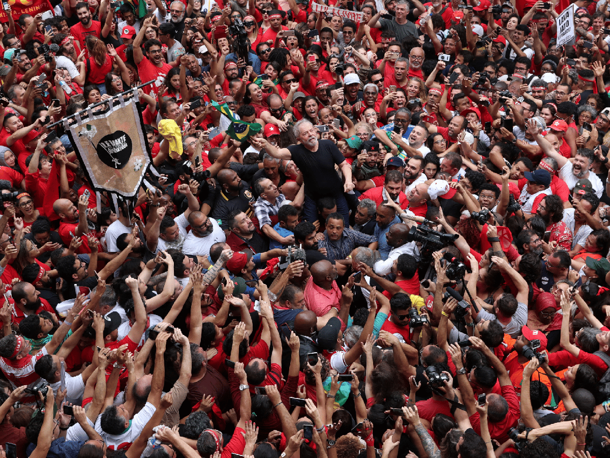 Lula regresa al poder en un Brasil dividido y convulso