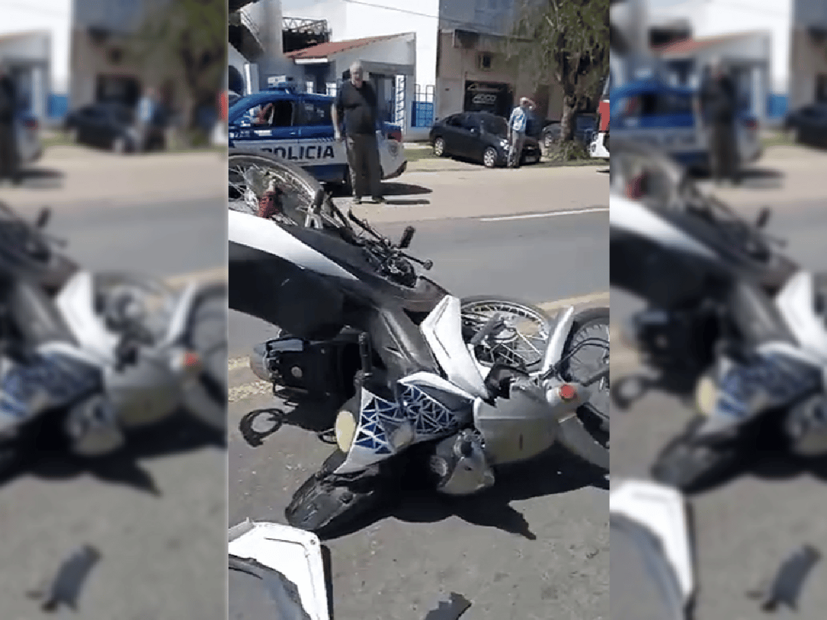 Una joven resultó con fracturas tras choque entre dos motos