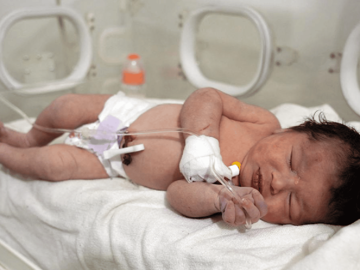 Milagro en Siria: rescataron a una bebé que nació bajo los escombros tras el sismo