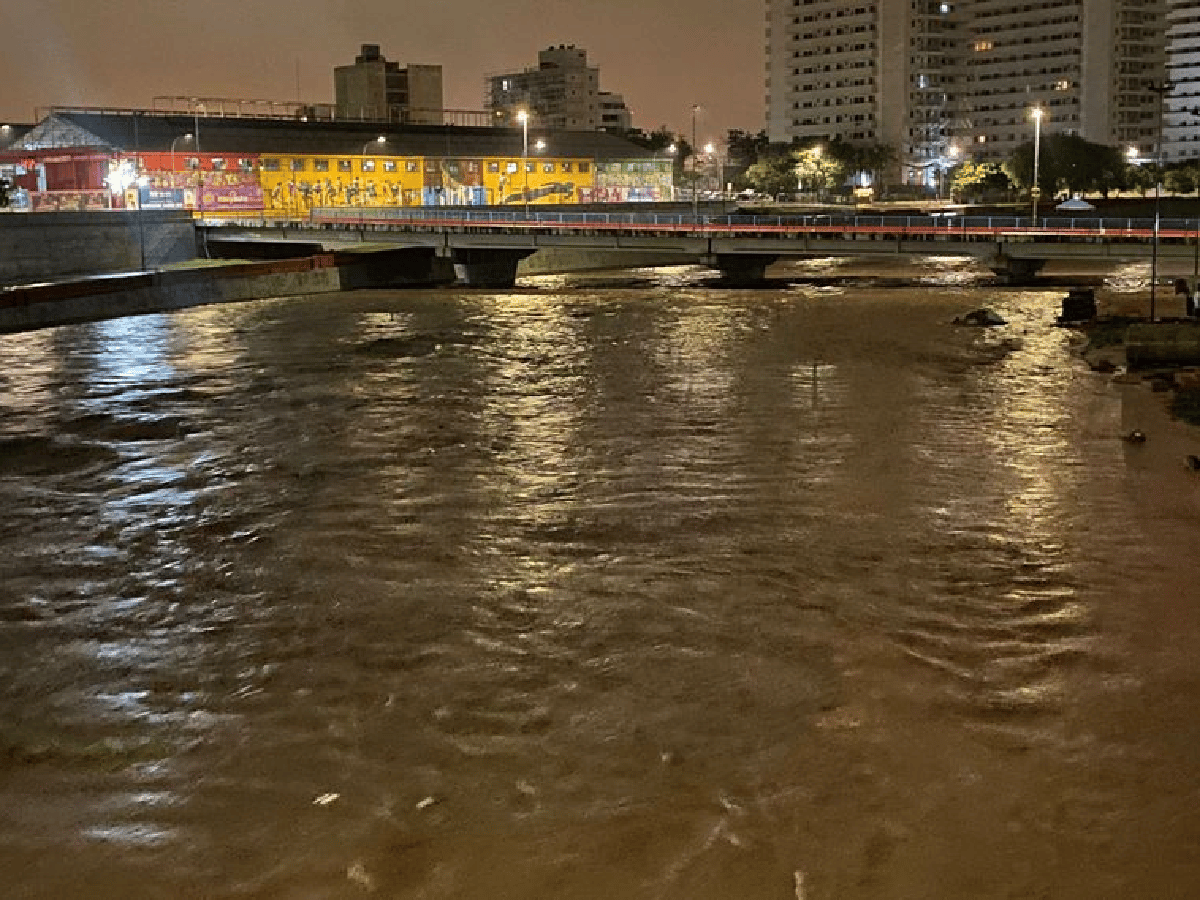 Córdoba: se produjo un corte total de la Costanera por las intensas lluvias
